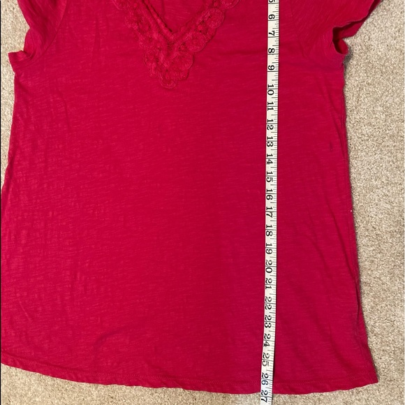 Soft surroundings V-neck tee. Lace neck.  Size medium. - Picture 5 of 5